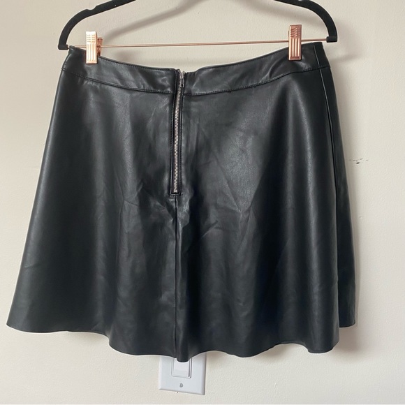 Divided faux leather skirt - Picture 3 of 6